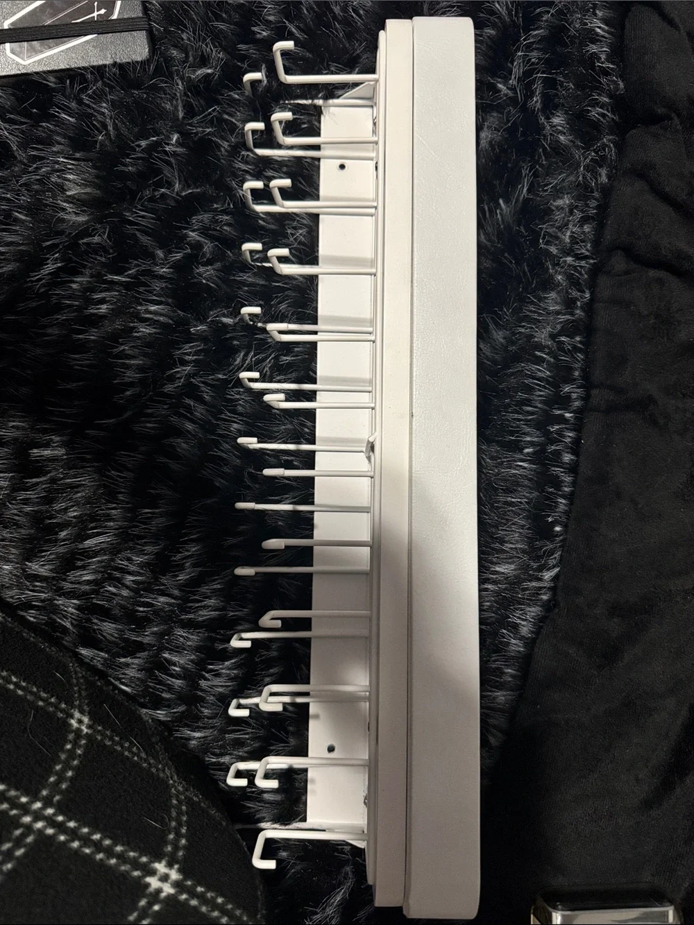 Jewelry holder with magnetic top